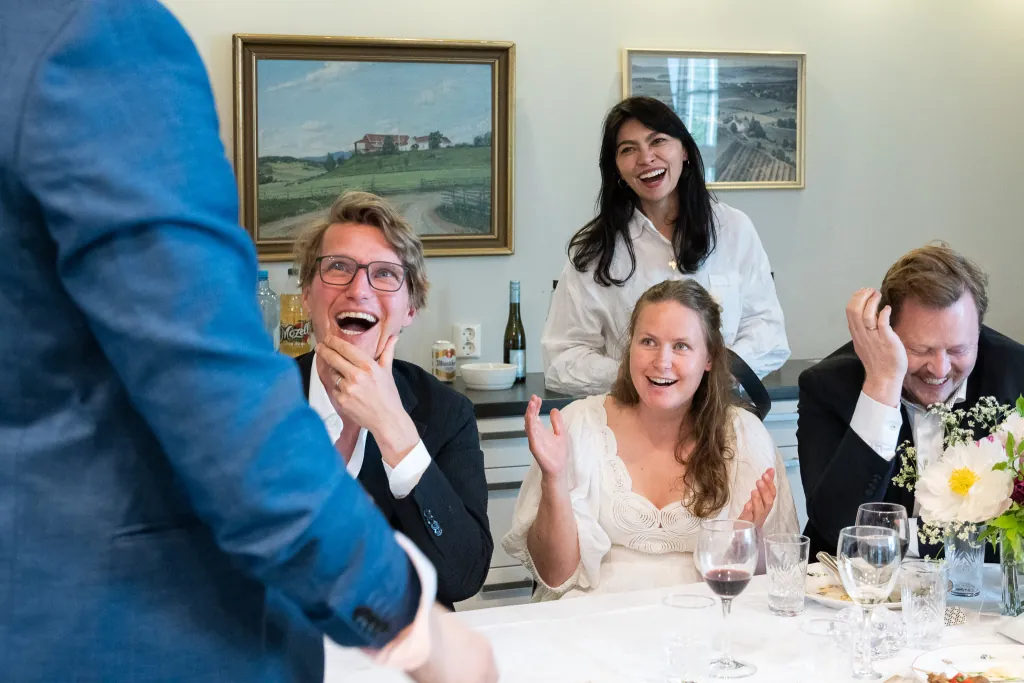 Interaktiv nærmagi skaper smil og latter blant bedriftsgjester på firmaevent